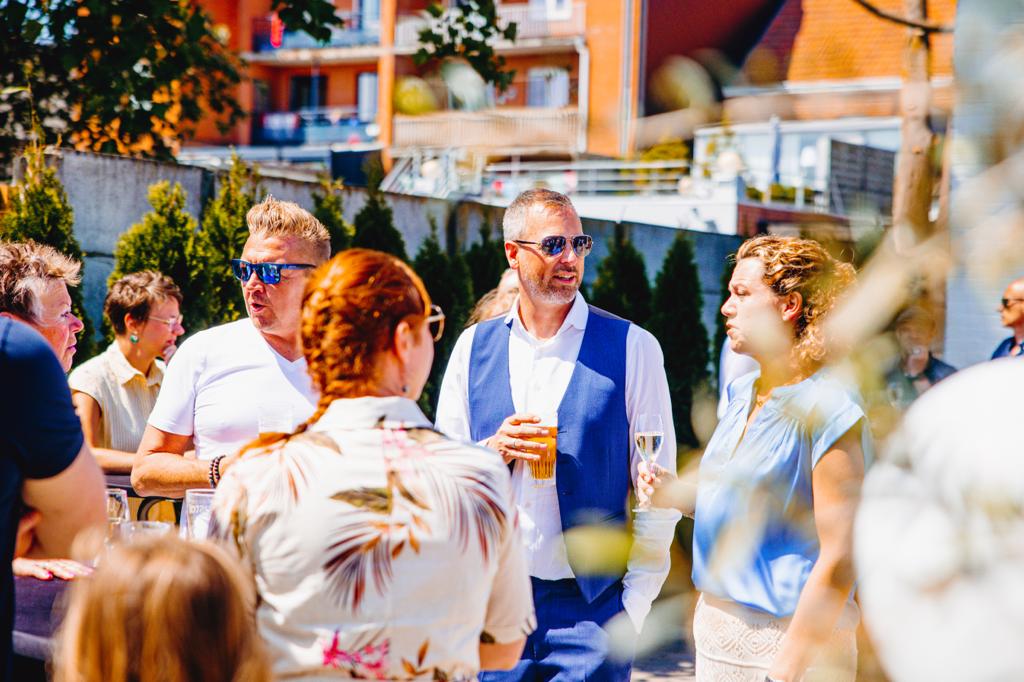 Gasten op de receptie van een feest