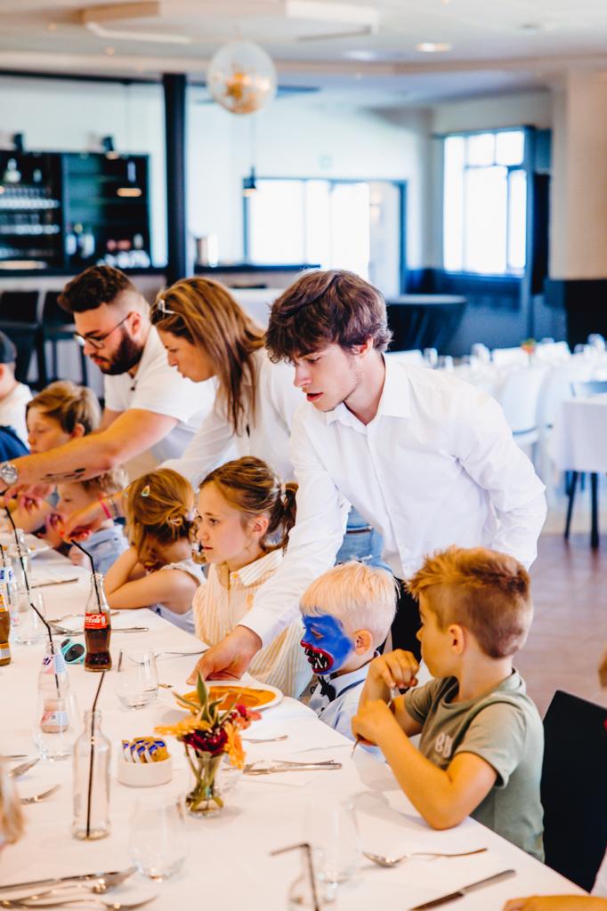 Team van feestzaal Den Bakker bedient gasten aan tafel