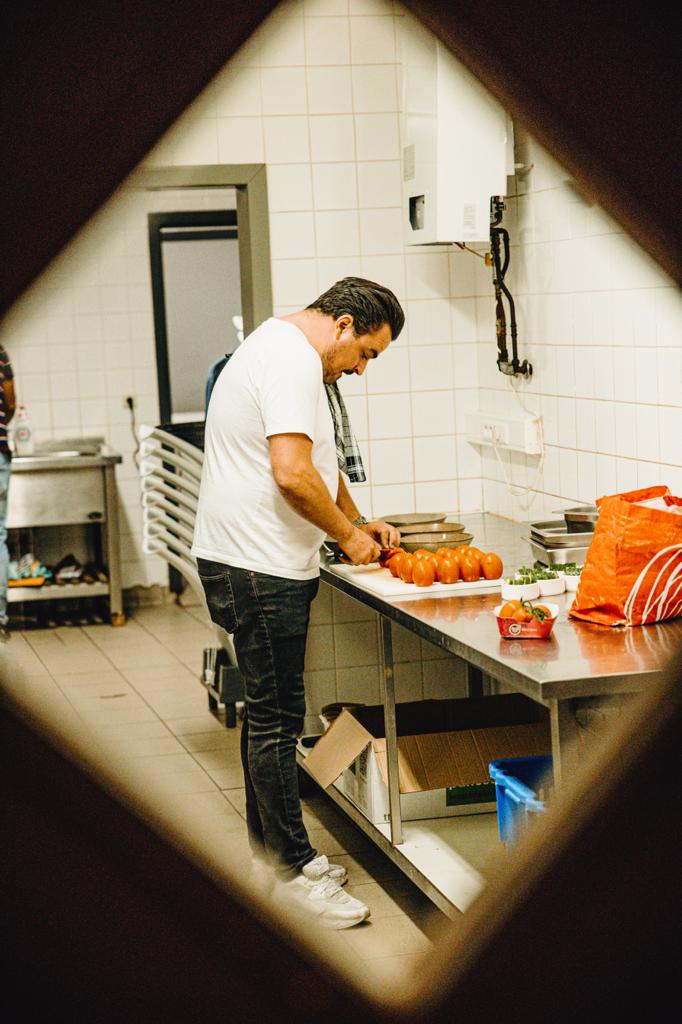 Chef kok die maaltijden bereidt in de keuken