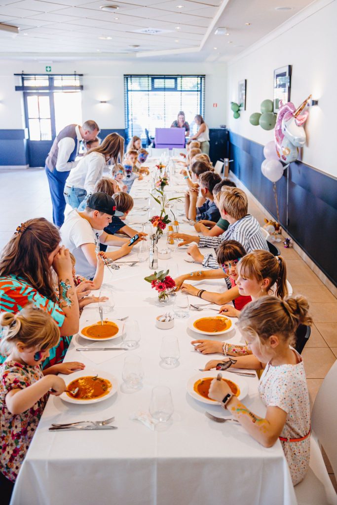 Tafel met gasten in Feestzaal Den Bakker