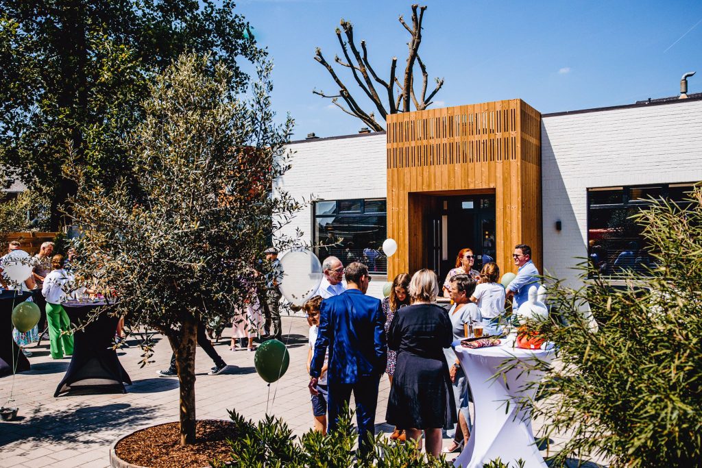 Genodigden op een receptie bij feestzaal Den Bakker